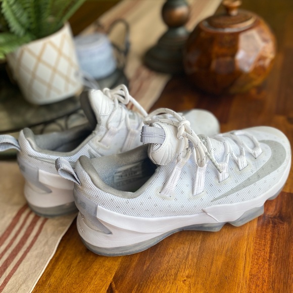 EUC Nike Lebron James 13 Low Metallic Silver Men’s Sneakers - Picture 4 of 6